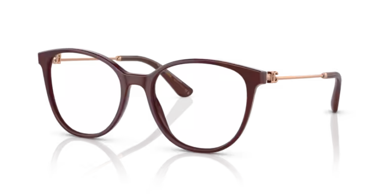 Dámské brýle Vogue s vínovým rámečkem ve tvaru kočičích očí a tenkými zlatými stranicemi.