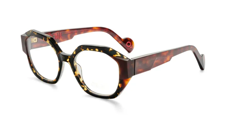 Dámské dioptrické brýle Vogue s hnědým želvovinovým vzorem na bílém pozadí.