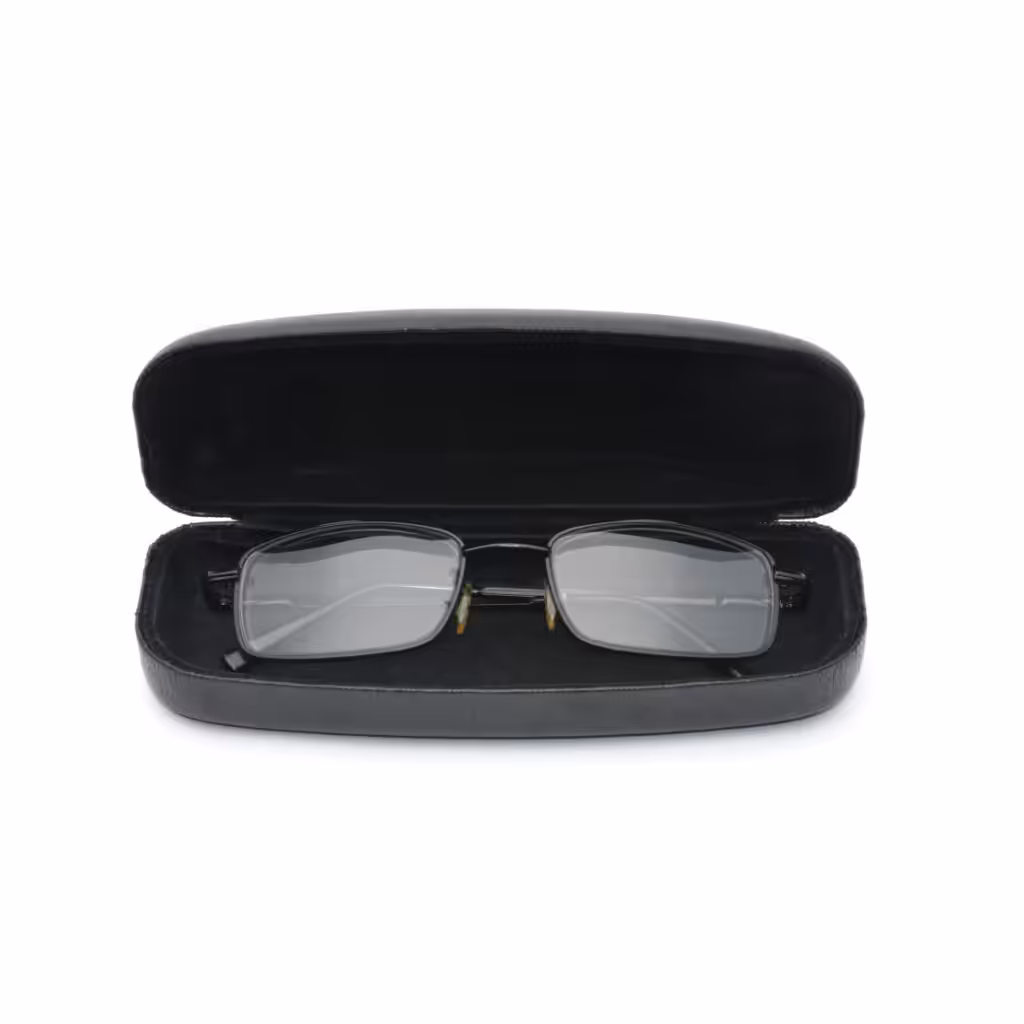 Dioptrické brýle s kovovými obroučkami v otevřeném černém pevném pouzdře na bílém pozadí.
