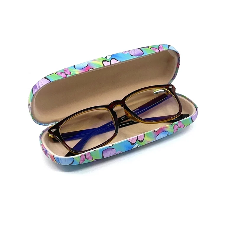 Dioptrické brýle s hnědými obroučkami v otevřeném pouzdře se vzorem barevných motýlů.