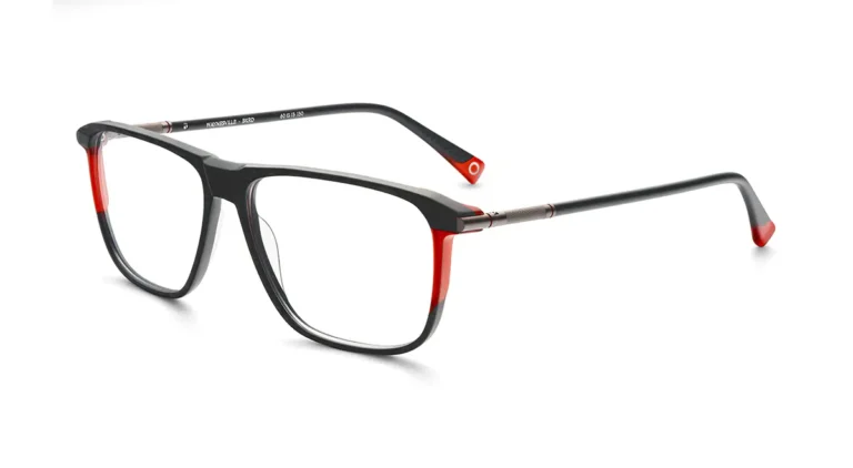 Pánské dioptrické brýle Vogue s černým rámem a červenými detaily na bílém pozadí.