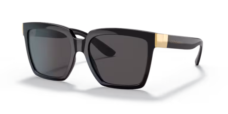 Černé hranaté sluneční brýle Vogue se zlatým detailem na stranici.